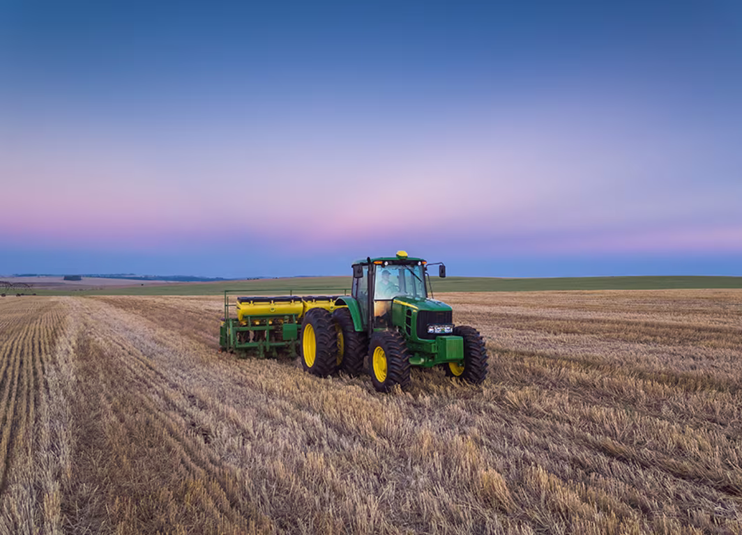 trator_6135j_campo_plantadeira3_large_70c0f870829062621adc5e538ca00f6f23a6b53b