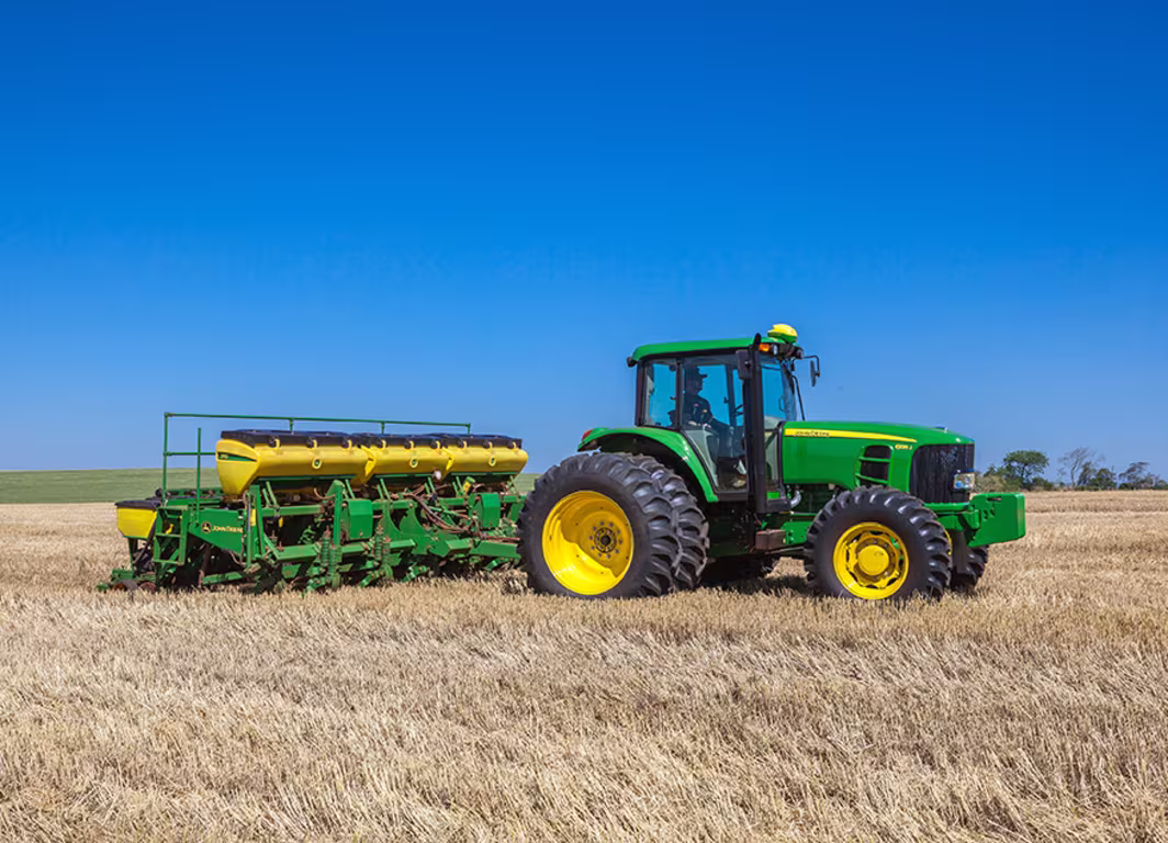 trator_6135j_campo_plantadeira_large_2dfffba73be2f4f0f38d179573363f7df7f3e788