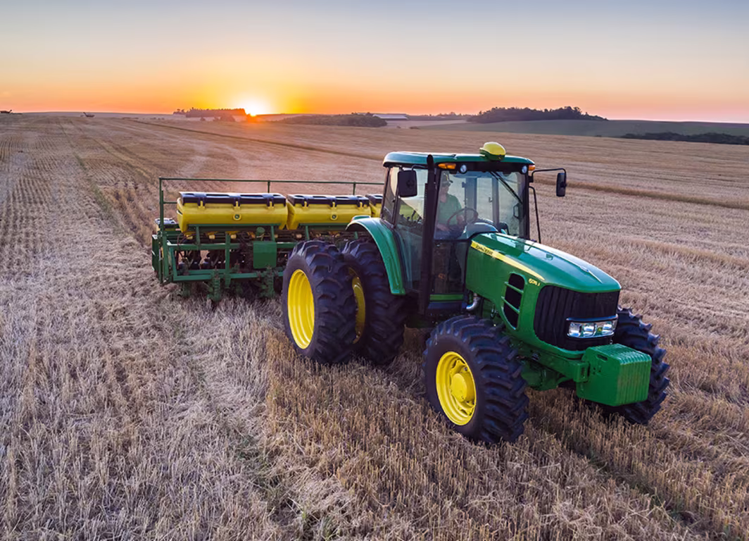 trator_6135j_campo_poetica_large_f657df8e633f946dabde5cb9fe6a51410b833274